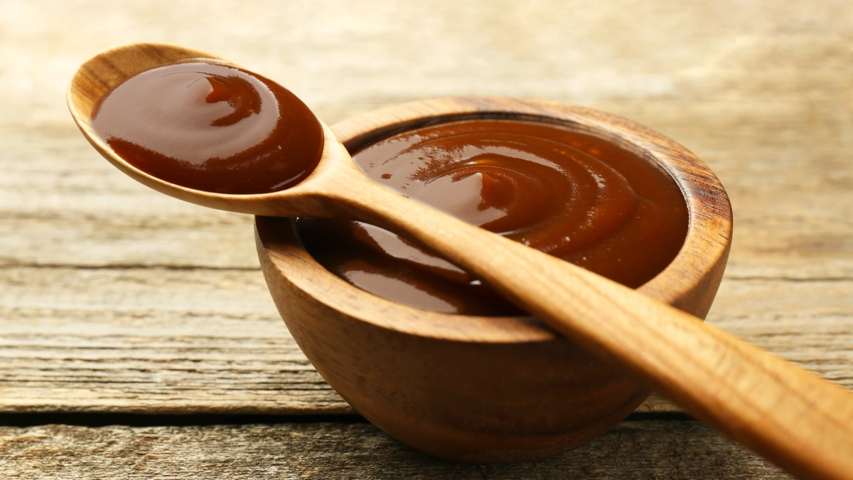 molho barbecue em recipiente posto sob mesa