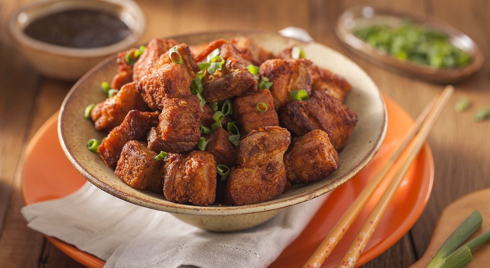 Barriga Aperitivo acompanhada de Molho Oriental e Cebolinha