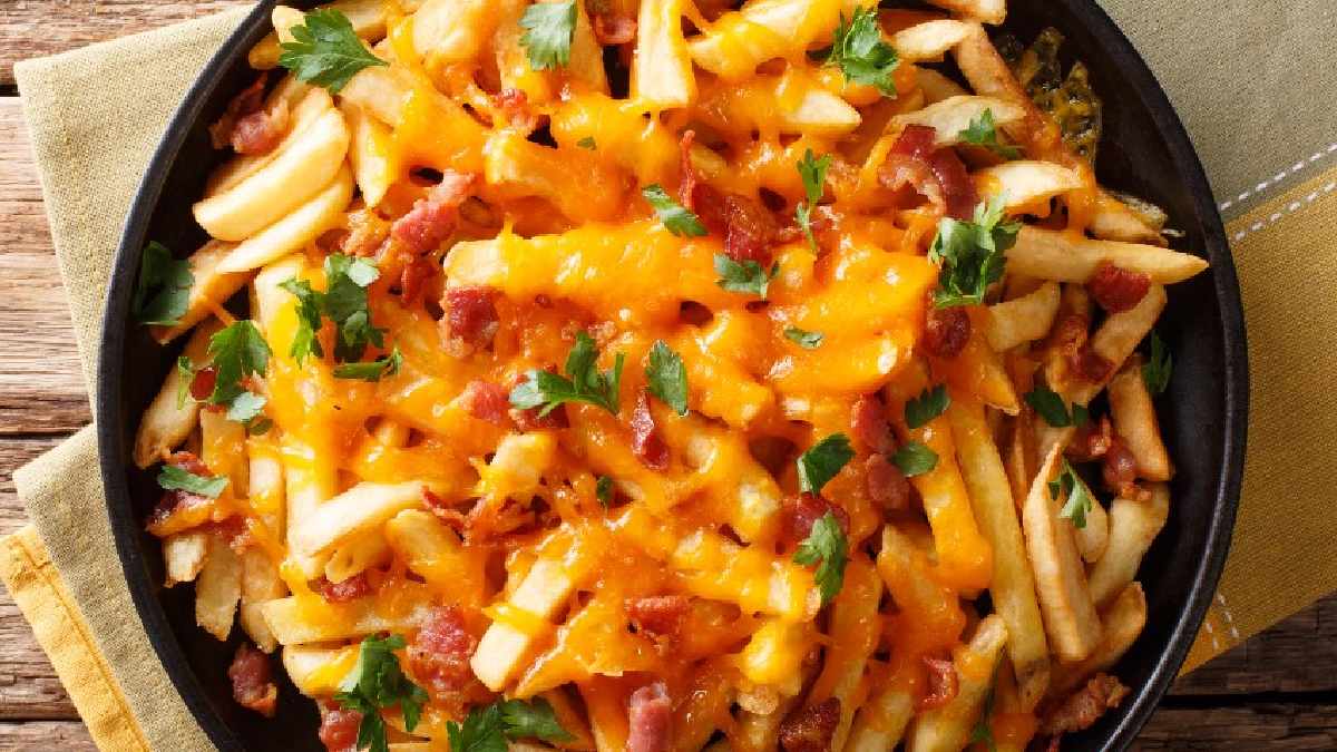 Batata frita com cheddar e bacon: como preparar um aperitivo digno de hamburgueria