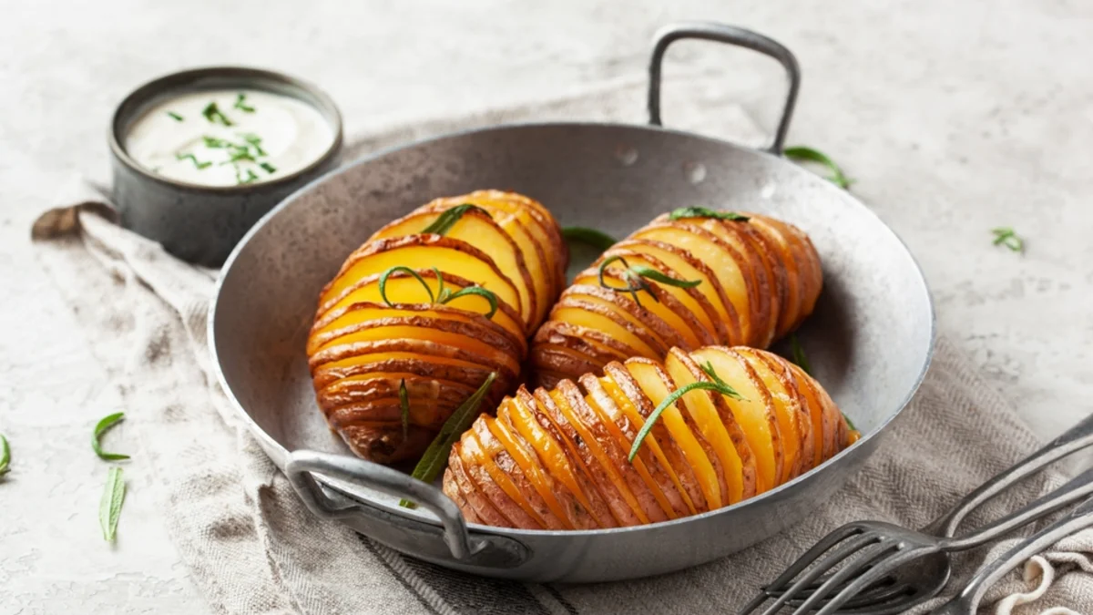 Batata hasselback: aprenda a fazer a batata sueca mais famosa da web