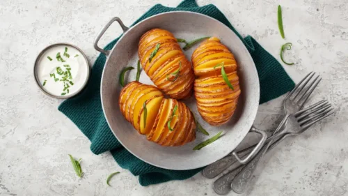 Batata Hasselback com queijo, ervas e crocância: uma receita que vai impressionar qualquer visita