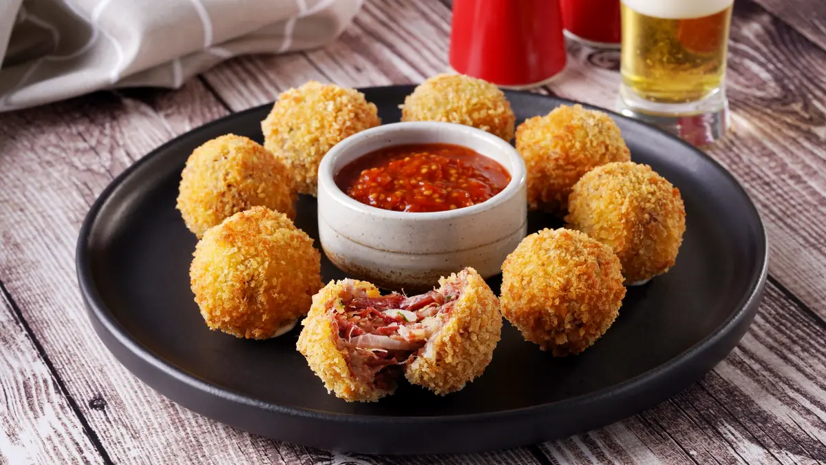 Bolinho de Carne Seca com Parmesão e Mandioca