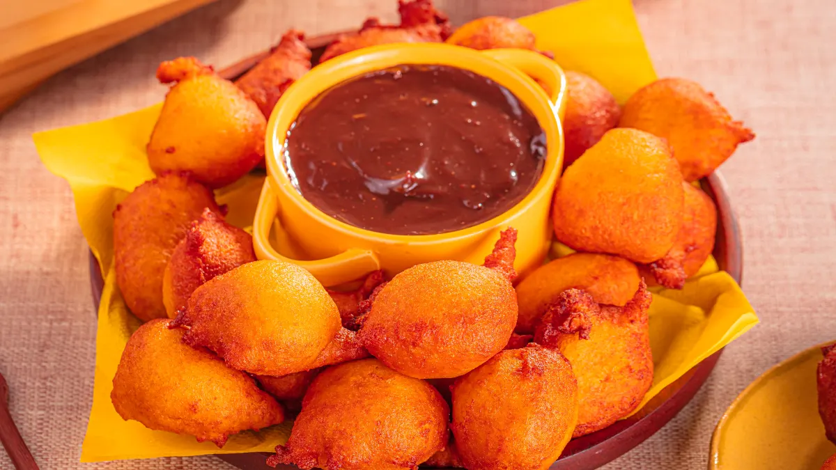 Receita de bolinho de chuva como você nunca viu: a massa é de cenoura e combina com calda de chocolate! 