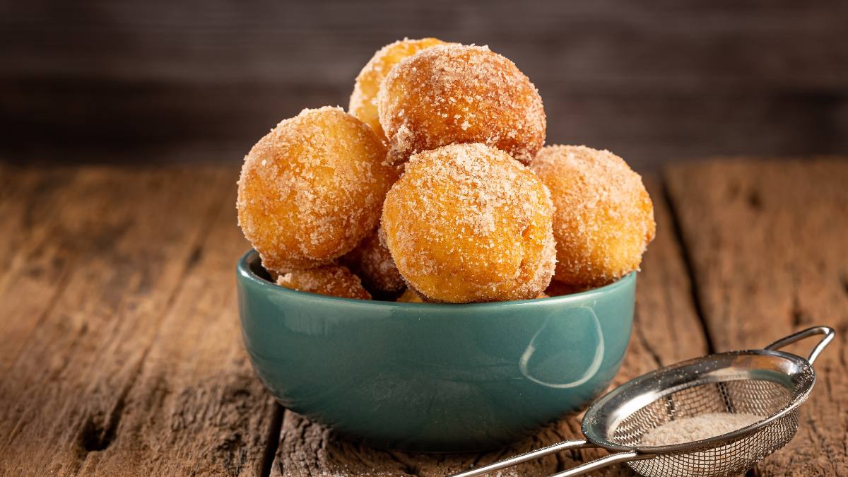 Bolinho de chuva recheado com doce de leite, chocolate ou banana? Aprenda a fazer!