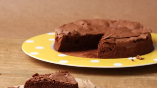 Bolo de chocolate molhadinho que só precisa de 3 ingredientes e não leva farinha. Teste a receita!