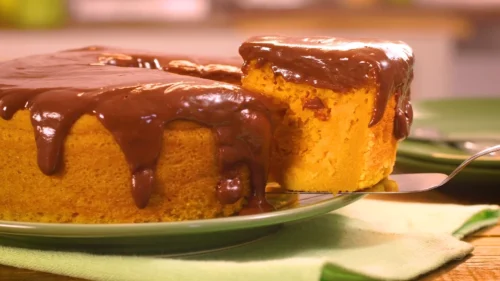 Como fazer cobertura de chocolate para bolo de cenoura