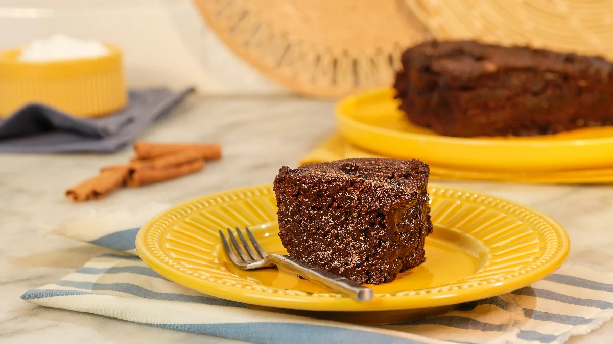Bolo de chocolate cremoso é a receita de lanche que vai te deixar com água na boca
