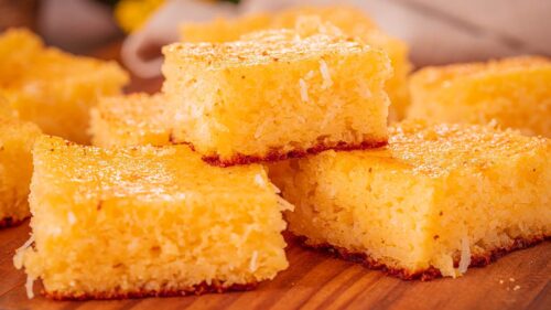 Bolo de fubá cremoso na travessa é a melhor receita de bolo fofo para o lanche da tarde