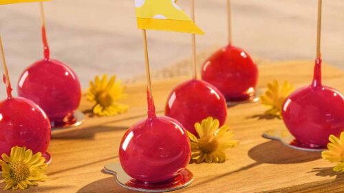 Brigadeiro de maçã do amor no palito é a novidade junina que vai te surpreender