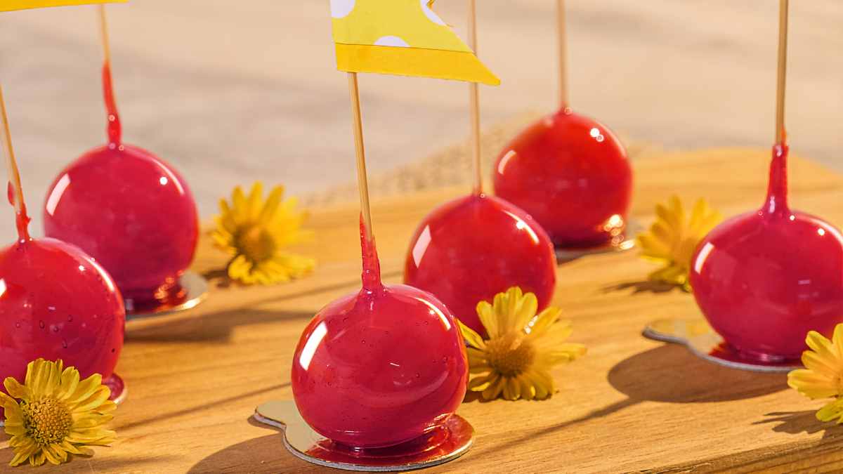 Brigadeiro de maçã do amor no palito é a novidade junina que vai te surpreender