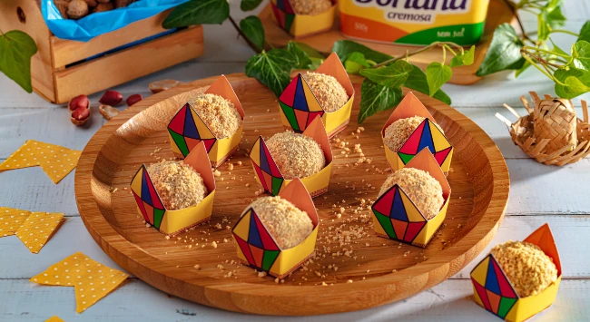 Brigadeiros de pé de moleque em forminhas de festa junina.