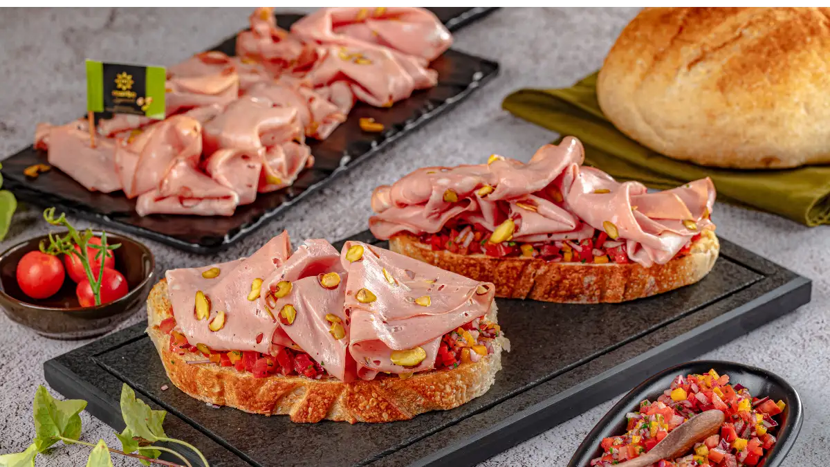 Bruschetta com vinagrete de mortadela