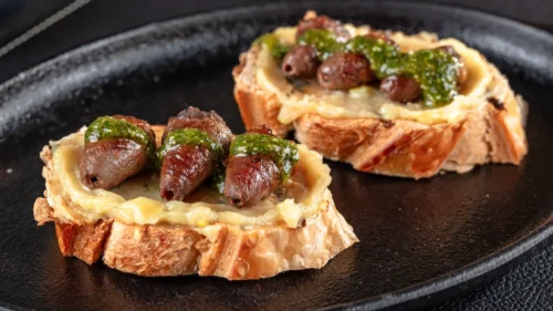 Brusqueta de coração com pasta de alho e curry