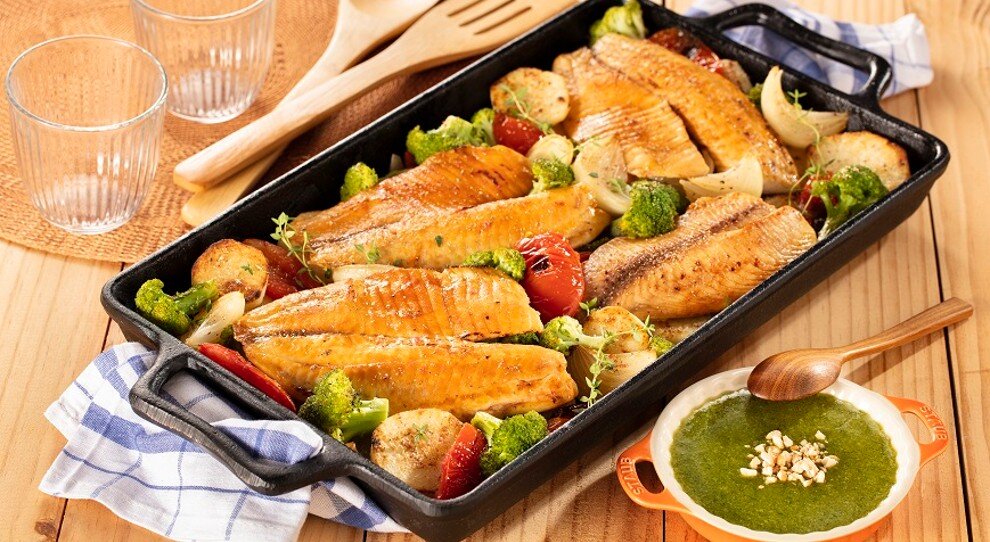 Filés de peixe grelhados com legumes assados