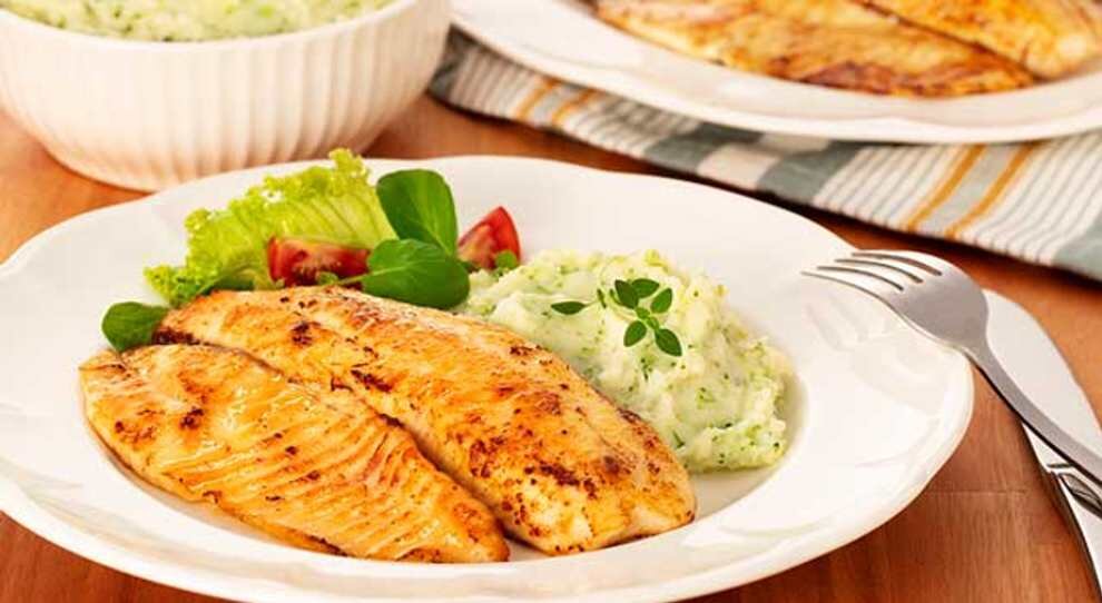 Prato de filé de peixe grelhado com purê de batata
