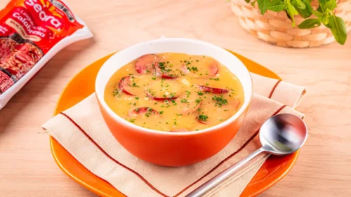 Esse caldo de aipim com calabresa deixou minha família inteira com água na boca! 