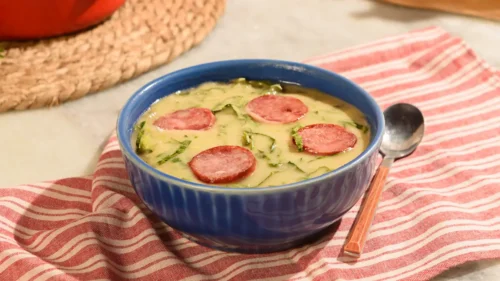 Essa receita de caldo de batata com calabresa é a pedida perfeita para o inverno