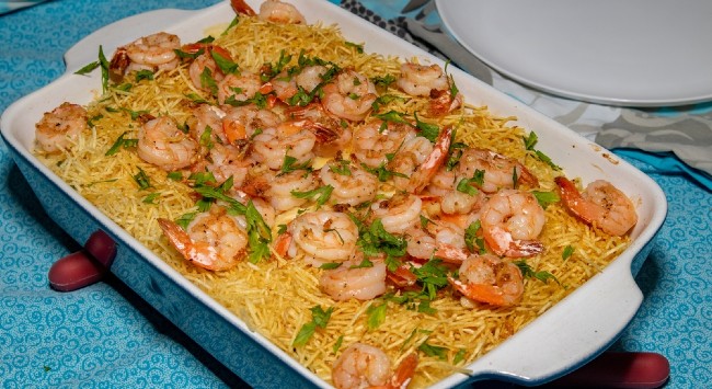 camarão internacional com ervilha, presunto e batata palha