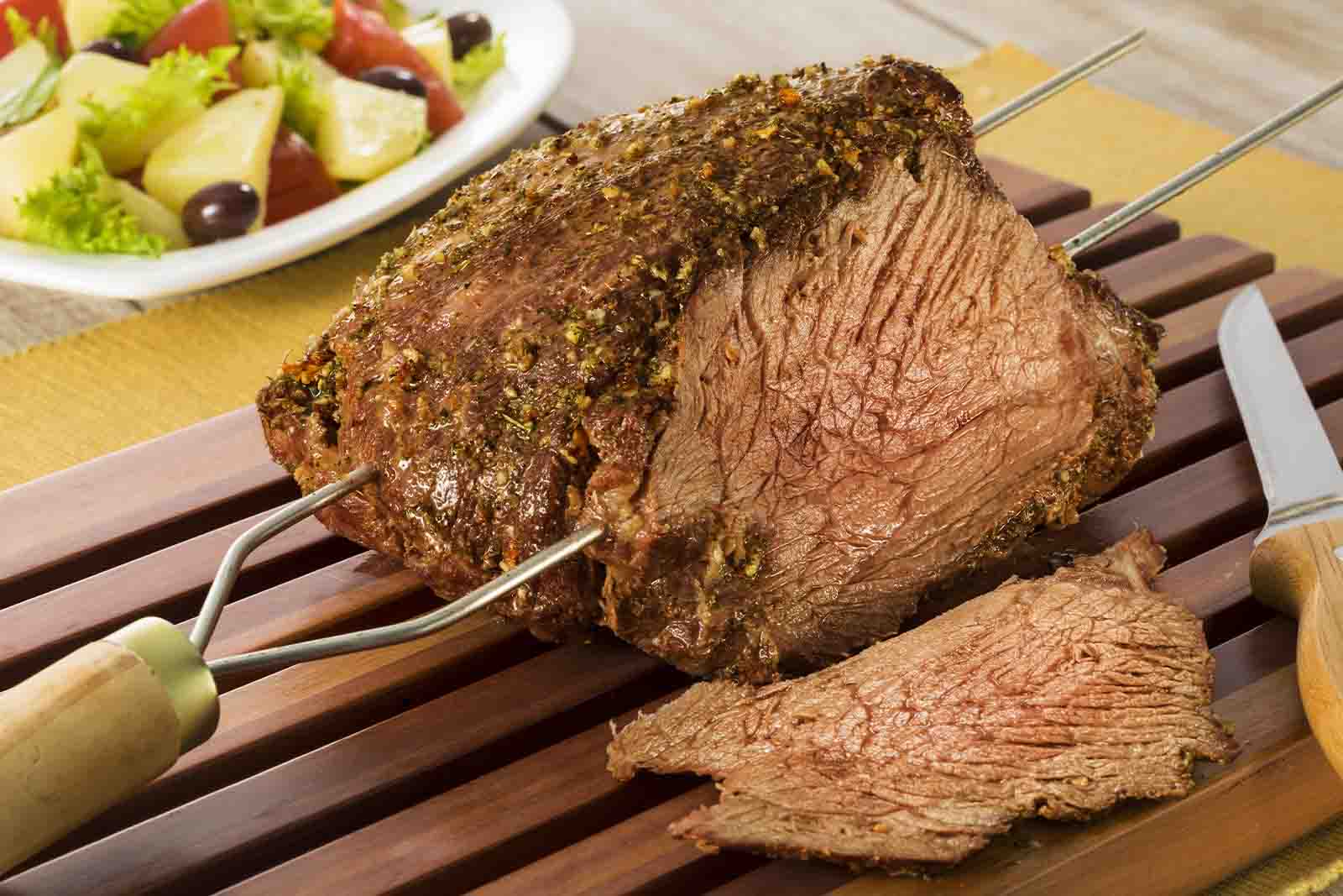 Lenha ou carvão: qual é o melhor para assar carne?