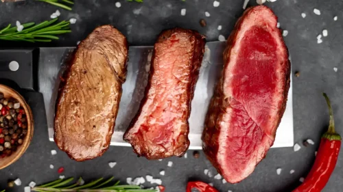 Carne mal passada: o que é o líquido vermelho da carne? 