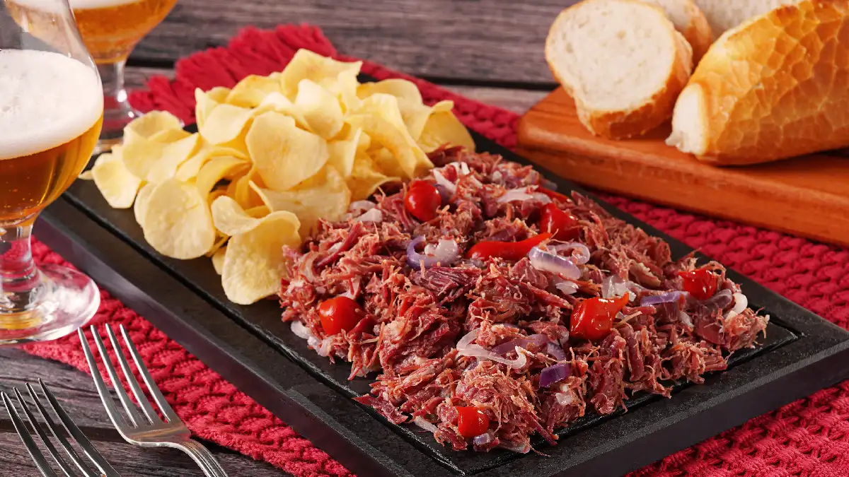 Carne Seca Acebolada com Pimenta Biquinho e Chips de Mandioca