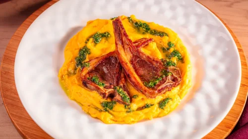 Carré de Cordeiro com Purê de Milho