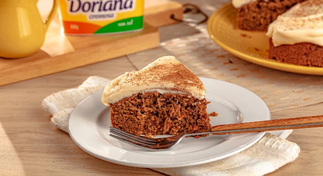 carrot cake servido em um prato branco
