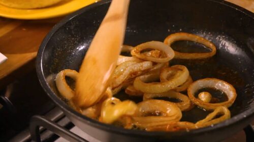 Como fazer cebola caramelizada: receita fácil e prática!