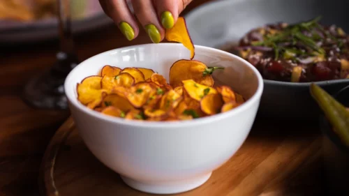 Chips de batata doce na airfryer: receita prática para comer qualquer hora