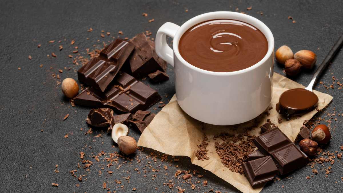 Chocolate quente bem cremoso com creme de leite de caixinha e poucos ingredientes