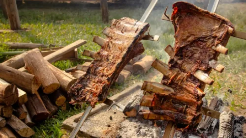 Churrasco no fogo de chão: conheça essa tradição da culinária do Centro-Oeste