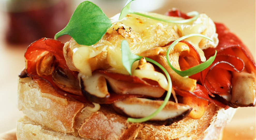 Cogumelo Paris com Presunto Royal e Alecrim no Crostini de Ciabatta