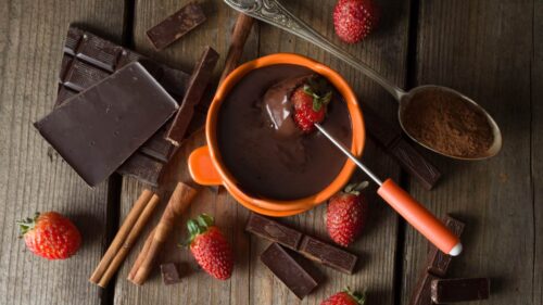 Como derreter chocolate para fondue sem panela de fondue?