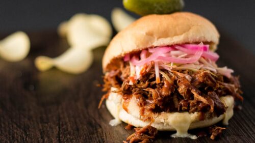 Como fazer conserva de cebola roxa para usar em sanduíches e aperitivos