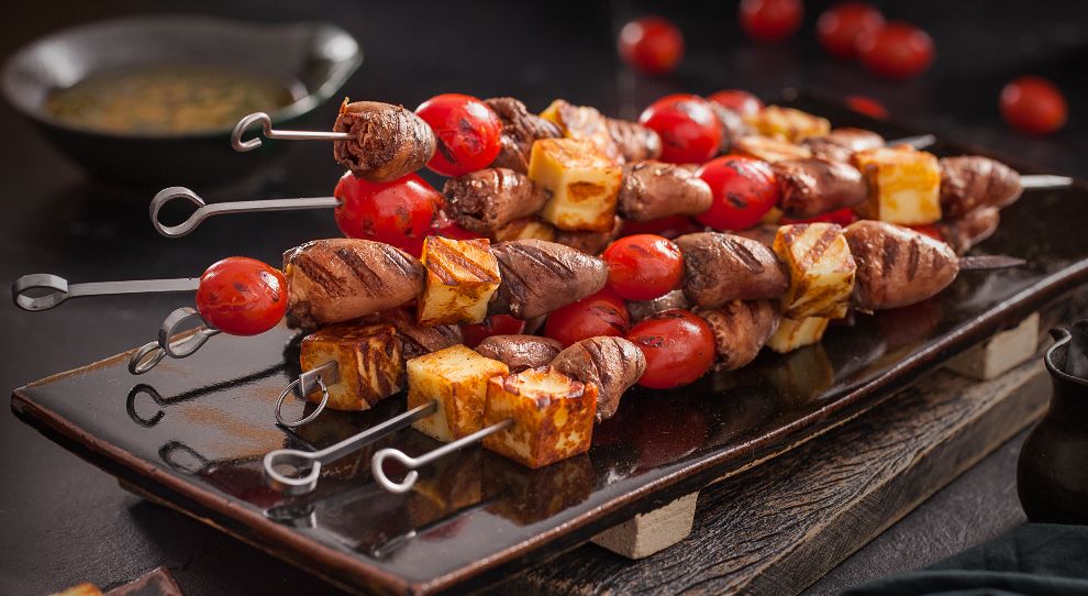 Espetinho de Coração de Frango com Queijo Coalho e Tomate