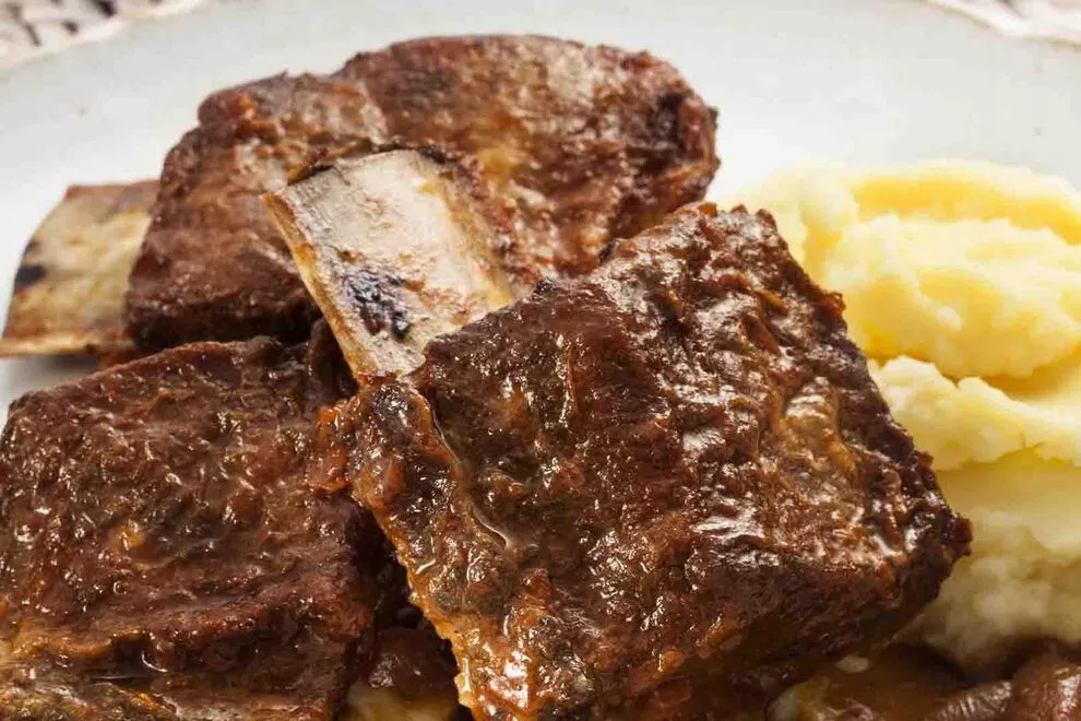 costela agridoce em um prato branco com purê