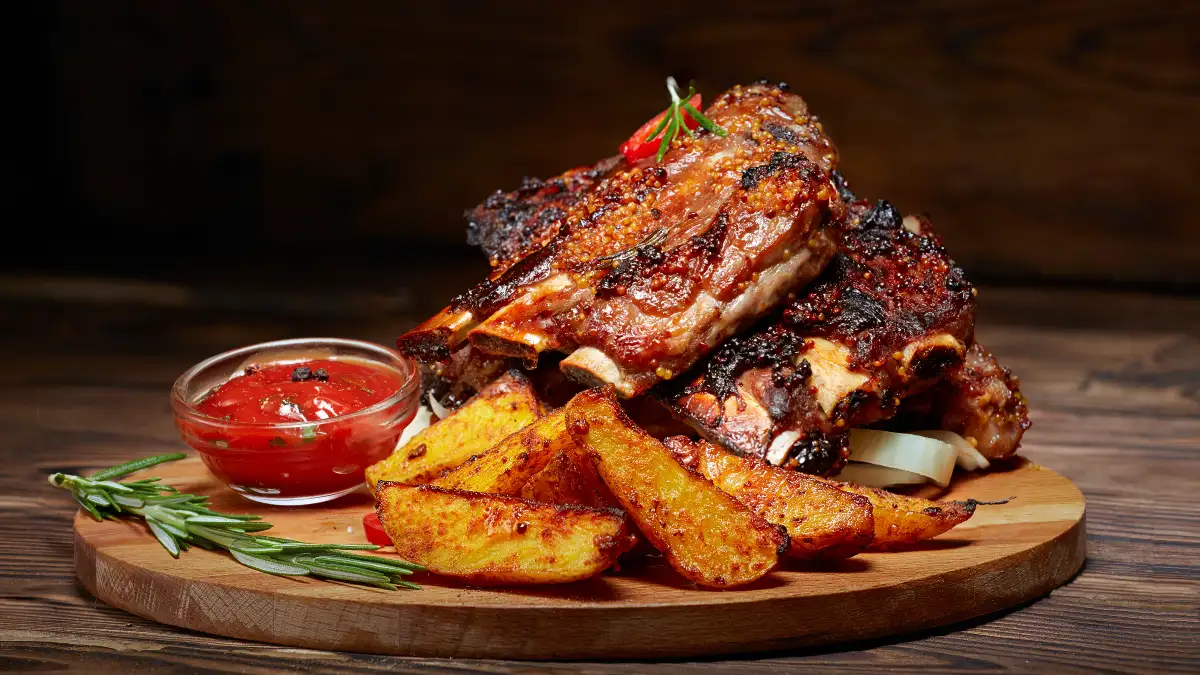 Costela suína com batatas rústicas temperadas