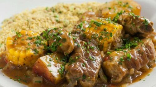 Costela com mandioca: aprenda um preparo rápido na panela de pressão