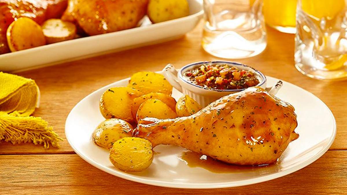 Coxa de Frango Assada com Chimichurri e Batata Bolinha