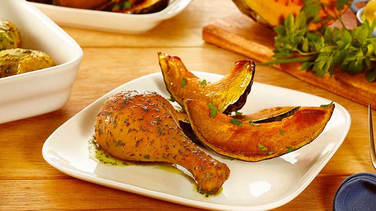 Coxa de Frango Assada com Manteiga de Ervas e Abóbora Japonesa Caramelizada