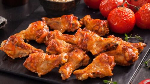 Buffalo Wings: conheça mais sobre a coxinha da asa de frango temperada no estilo americano
