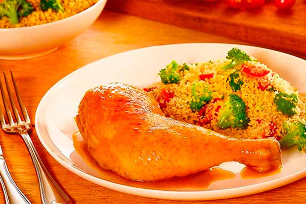 Prato com coxa de frango e cuscuz colorido