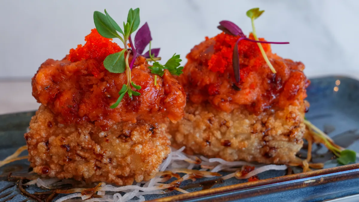 Arroz crocante no estilo crispy rice: o truque que virou trend e vale testar em casa