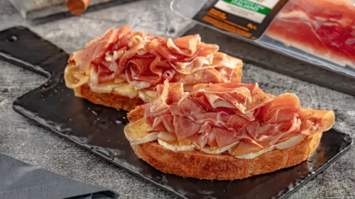 Crostini de brie com presunto cru