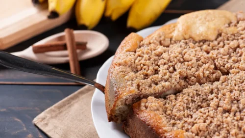 Aprenda essa receita de cuca de banana rápida para comer no lanche hoje mesmo