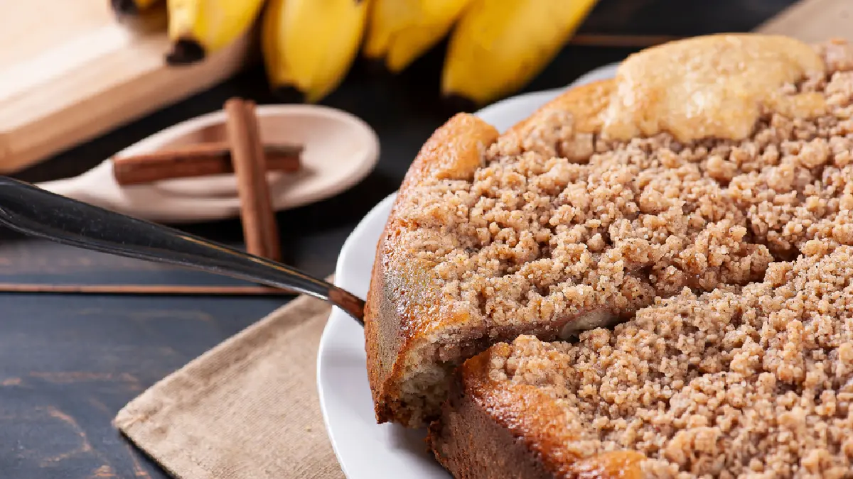 Aprenda essa receita de cuca de banana rápida para comer no lanche hoje mesmo