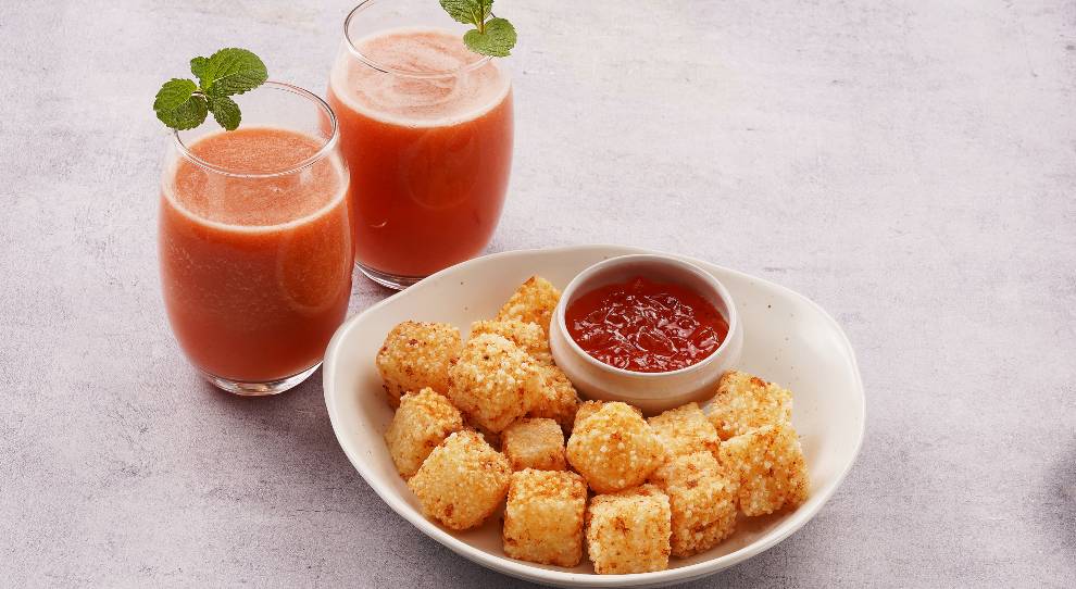 Dadinho de tapioca com geléia de pimenta e suco de acerola