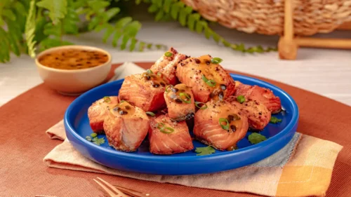 Dadinhos de salmão com molho de maracujá