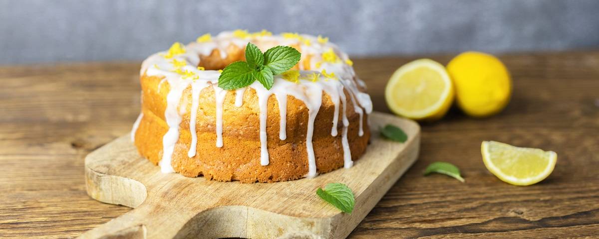 Bolo de limão com cobertura e decoração de hortelã