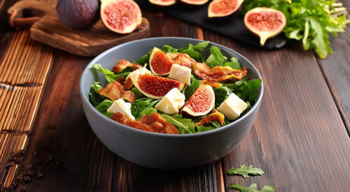 Salada de bacon, figos e brie